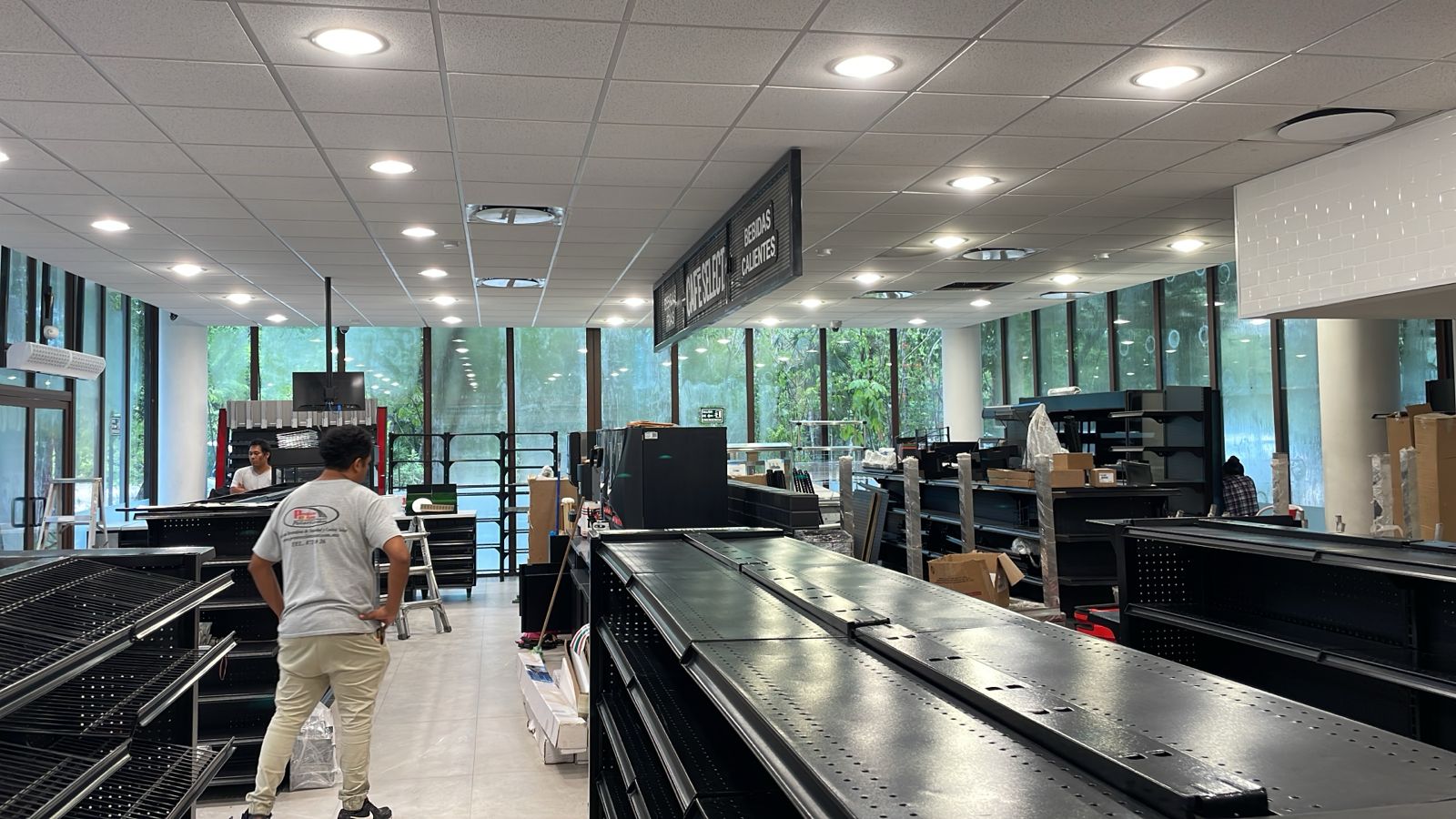 Acabados interiores tienda comercial — interiorismo Riviera Maya