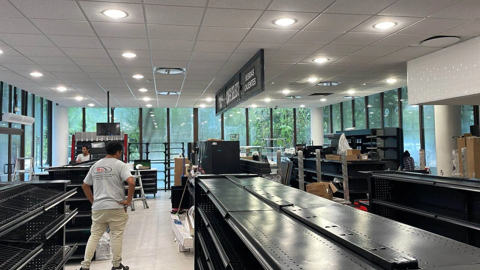 Acabados interiores tienda comercial — interiorismo Riviera Maya