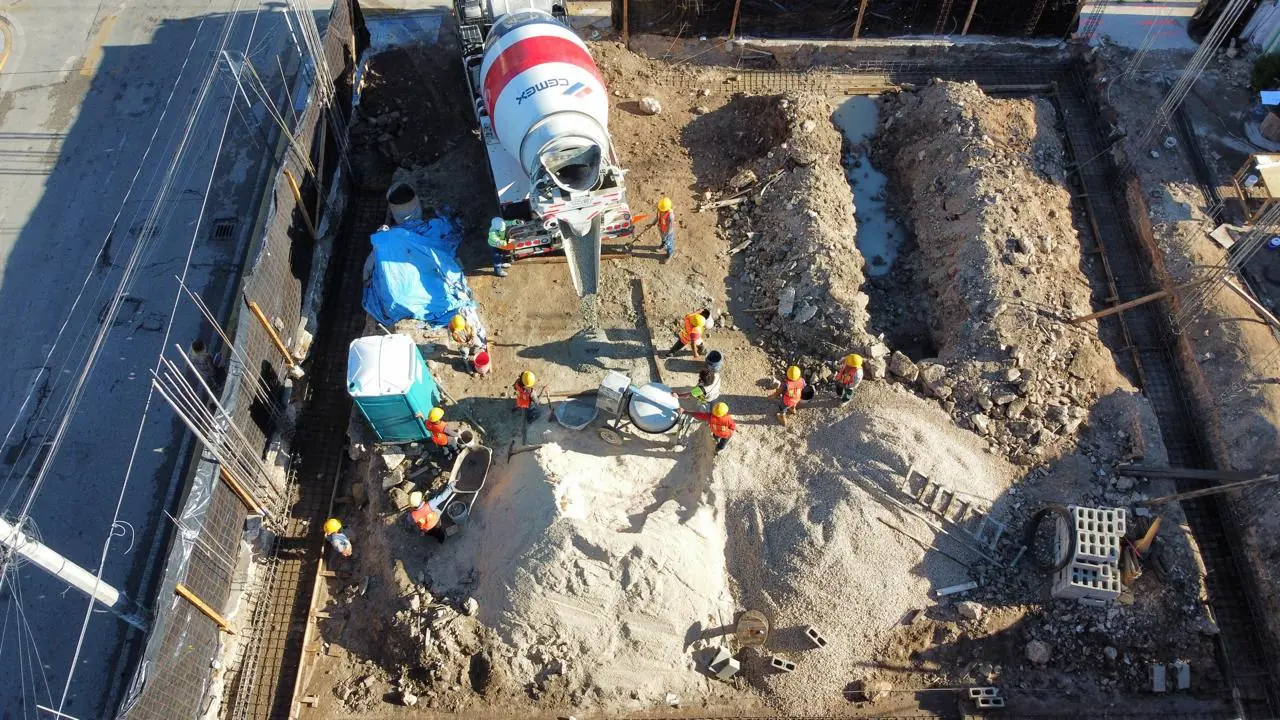 Cimentación con concreto Cemex — construcción comercial Playa del Carmen