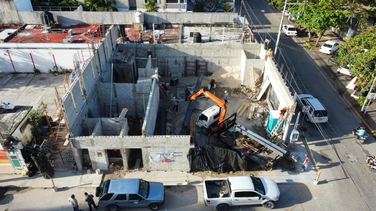 Excavadora en obra comercial — construcción con maquinaria pesada Riviera Maya