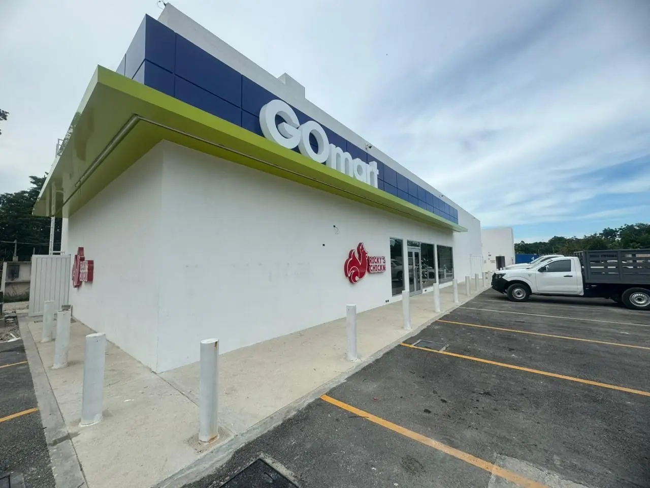 GoMart tienda terminada — construcción comercial Riviera Maya