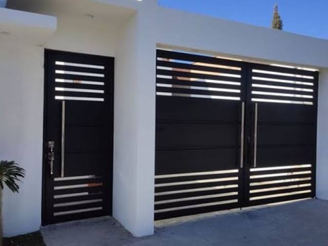 Custom black metal gates with horizontal slats — residential herrería