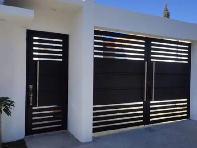 Custom black metal gates with horizontal slats — residential herrería