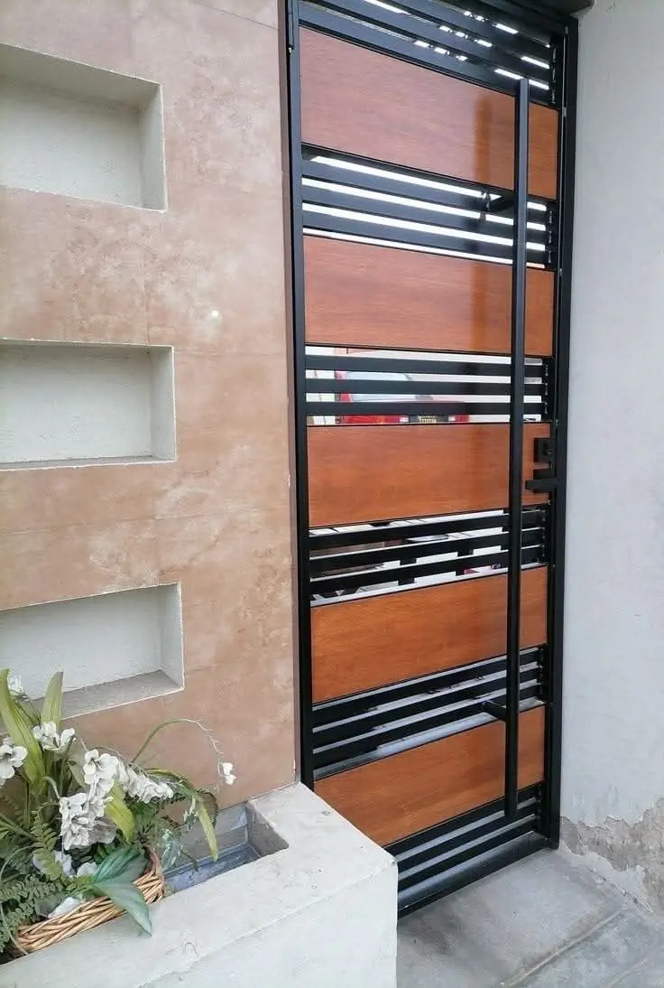 Puerta moderna de herrería y madera — Playa del Carmen