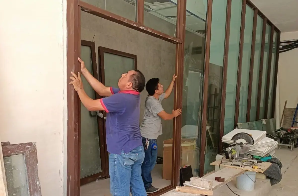 Ventanas de aluminio y barandales de vidrio