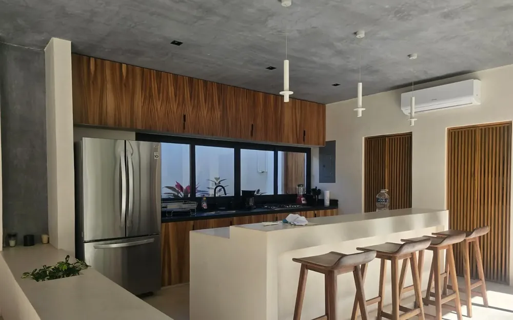 Menuiserie sur mesure : cuisine en bois massif avec comptoir
