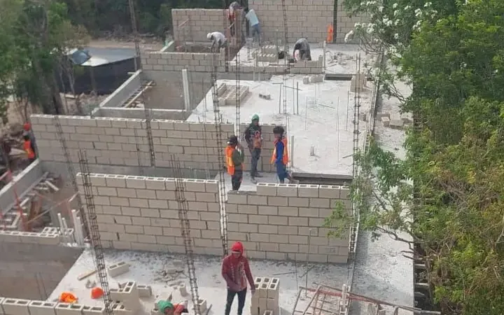 Construction résidentielle à Playa del Carmen : murs en blocs et dalle en cours