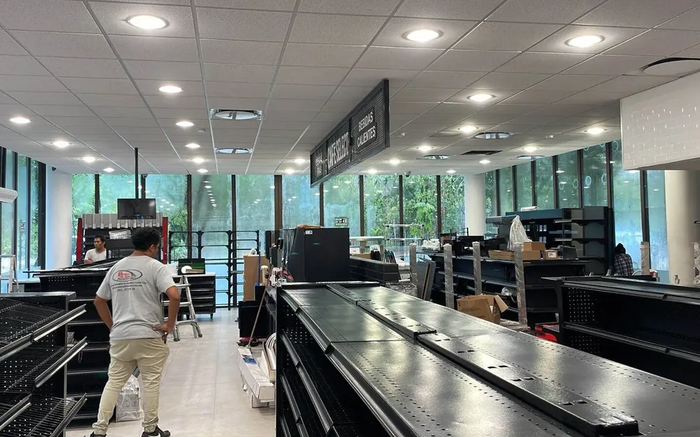 Installation électrique et éclairage LED dans un local commercial terminé