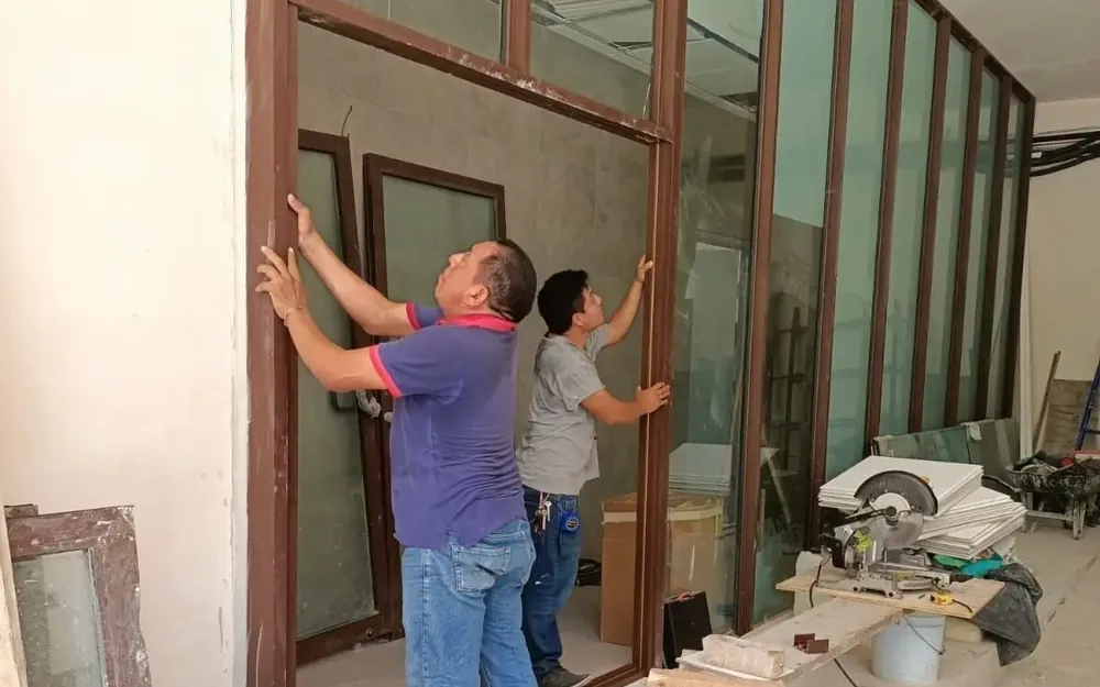 Métal et verre : pose de menuiseries et portes en aluminium
