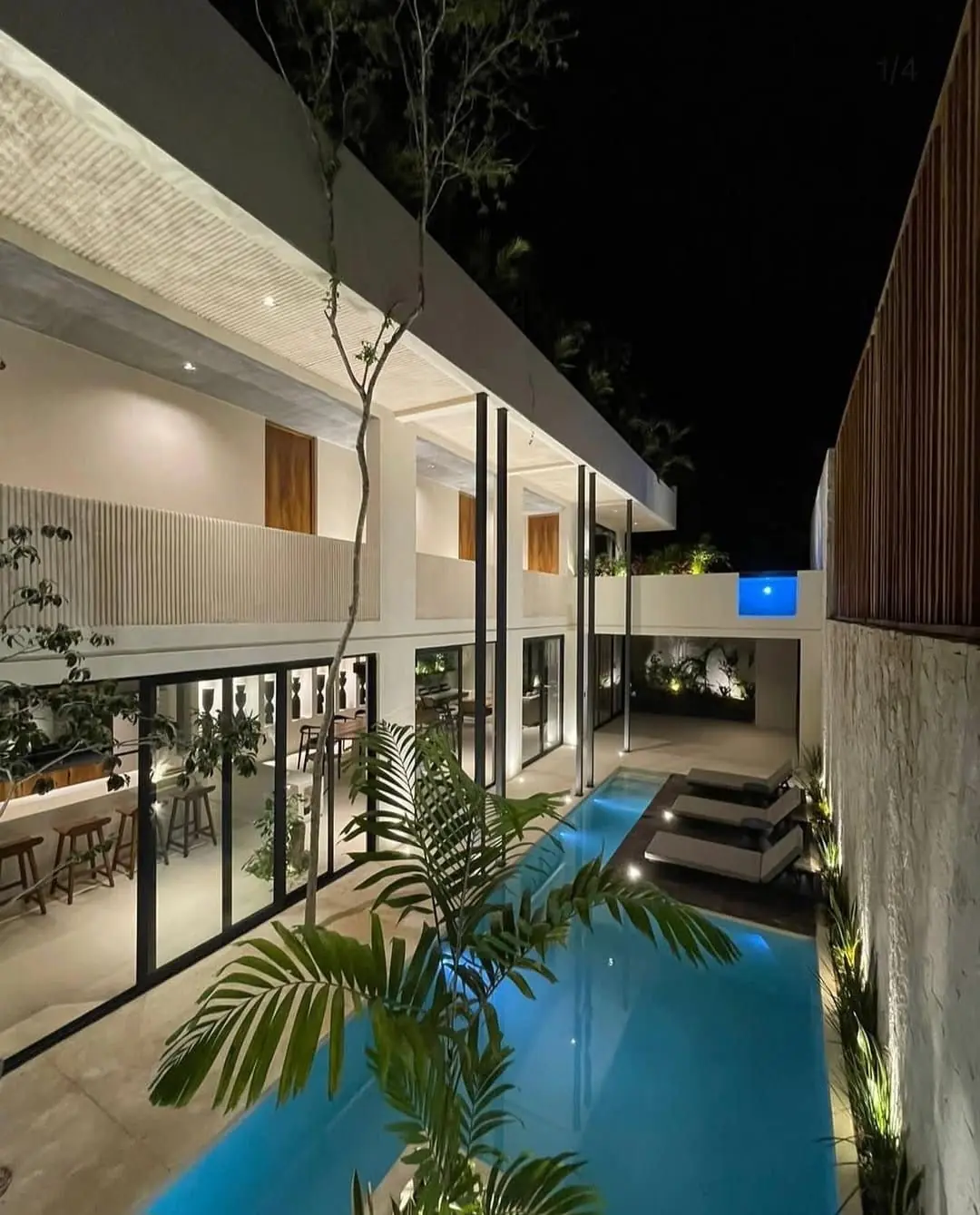 Villa de lujo moderna con alberca — construcción nocturna Tulum